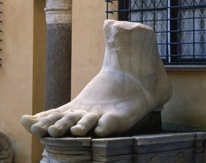 Pé colossal de Constantino, o Grande (mármore)